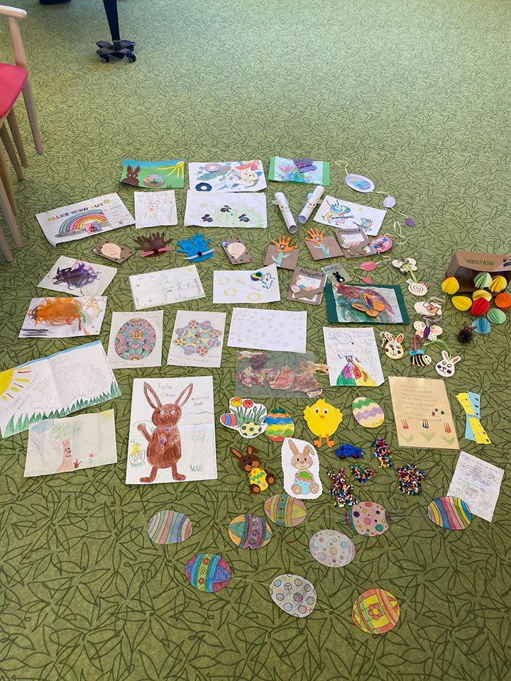 Krabbelgruppe Steinachknirpse überrascht zu Ostern Bewohner des Hauses Steinach