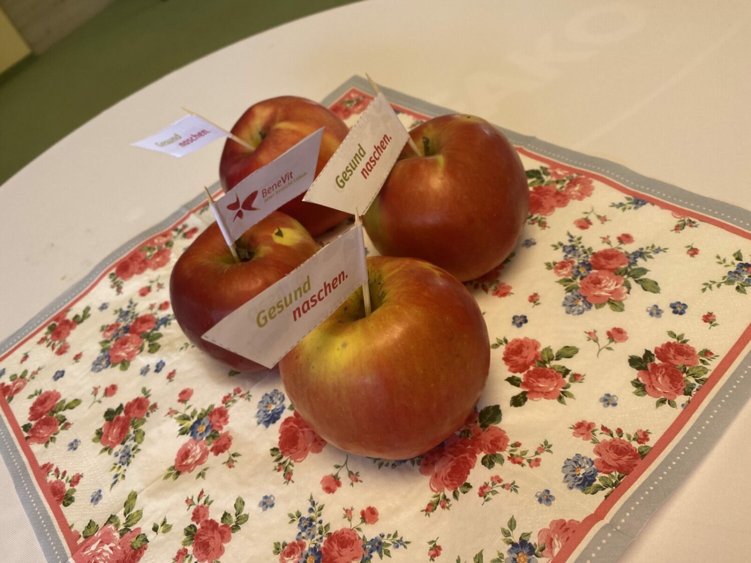 Äpfel mit Fähnchen: Gesund Naschen