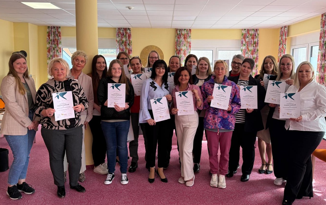 Kathrin Decker (IHK – links im Bild), Karin Striedl (Leiterin BeneVit Akademie – dritte von links) und die Prüflingen des ersten Prüfungstags zur „Präsenz-Fachkraft“ aus den BeneVit-Häusern: Lechauenhof (Langweid), Schlossblick (Syrgenstein), Rebenblüte (Kippenheim), Fröhnwald (Heusweiler-Holz), Rosengarten (Erlensee), Perlenbach (Schönwald), Apfelblüte (Klettgau), Steinach (Frickenhausen), Fehlatal (Burladingen), Raichberg (Albstadt-Onstmettingen)